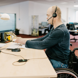 Ein Tag im Leben eines Consultants: Mehr als nur ein Anruf tätigen und eine Mail versenden 🙂 Dein Herz schlägt für CX – customer experience auf top niveau

Stell dir vor, du sitzt in unserem modernen Büro in Dresden, in mitten von freundlichen Kollegen. Dein Arbeitstag beginnt – zu einer festen Zeit, die du gemeinsam mit deinen Kollegen in einem unserer individuellen Arbeitszeitmodelle planst. Ob Teilzeit, Gleitzeit oder Jobsharing – wir bieten eine Vielzahl von Möglichkeiten, um Beruf und Privatleben optimal miteinander zu vereinbaren.