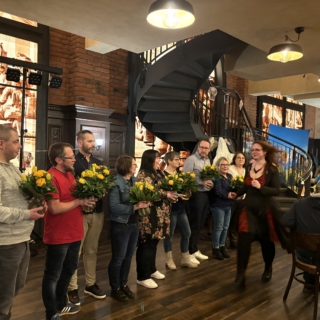 Am 07. Februar 2025 fand unser alljährlicher Teamabend statt, und dieses Mal unter dem festlichen Motto: Apres Ski Kick-off. Das historische Feldschlösschen Stammhaus in Dresden bot die perfekte Kulisse für einen Abend voller Spaß, gutem Essen und großartiger Gesellschaft. Danke an das Team für den unvergesslichen Abend und den super Service!