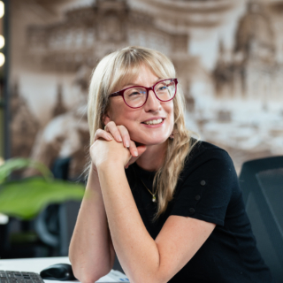 In der heutigen, schnelllebigen Welt ist die digitale Transformation kein Luxus mehr, sondern eine Notwendigkeit. Besonders im Kundencenter spielt sie eine entscheidende Rolle, um den steigenden Erwartungen der Kunden gerecht zu werden und gleichzeitig die Effizienz zu steigern.

