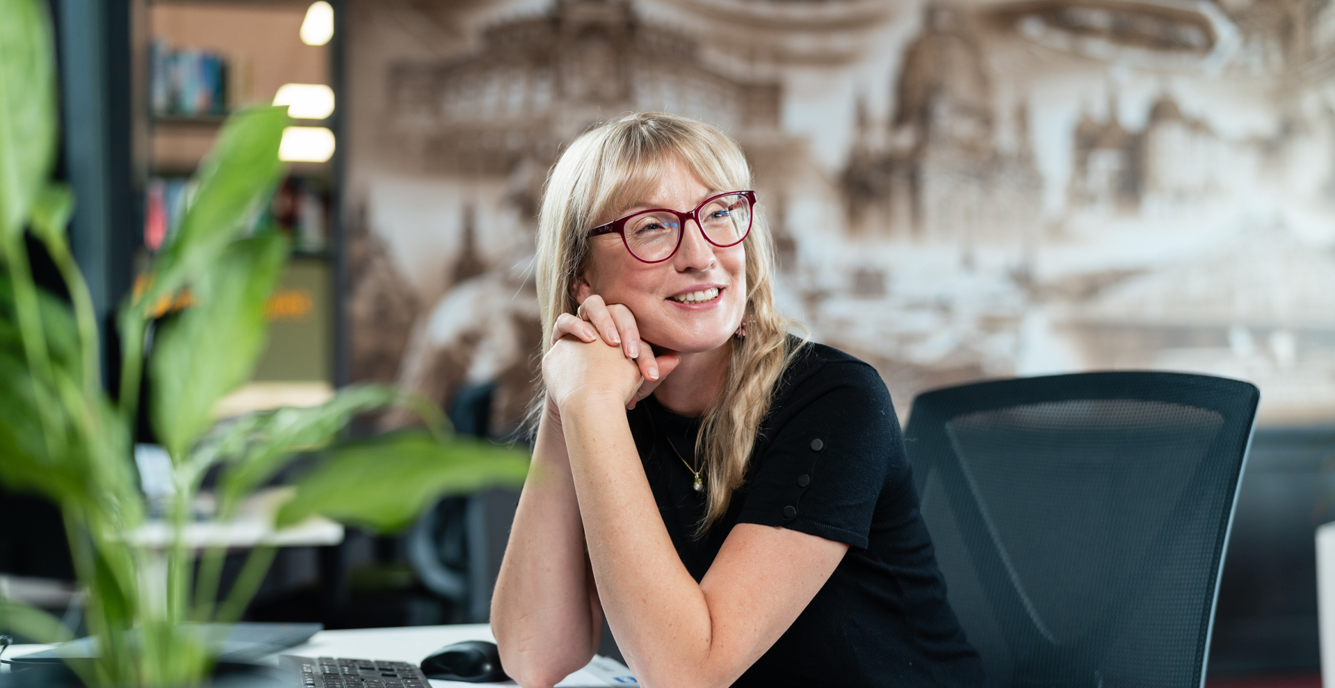 In der heutigen, schnelllebigen Welt ist die digitale Transformation kein Luxus mehr, sondern eine Notwendigkeit. Besonders im Kundencenter spielt sie eine entscheidende Rolle, um den steigenden Erwartungen der Kunden gerecht zu werden und gleichzeitig die Effizienz zu steigern.
