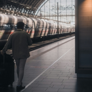 Churn, auch als Kundenabwanderungsrate bekannt, ist ein kritischer Indikator für den Erfolg eines Unternehmens. Die Kosten, die durch Churn entstehen, sind immens und können das Wachstum und die Rentabilität eines Unternehmens erheblich beeinträchtigen. In diesem Blogbeitrag gehen wir auf die Vorzüge von Kundenbindung und Kundenzentrierung ein und erklären, wie Unternehmen die Churn-Rate berechnen und reduzieren können.