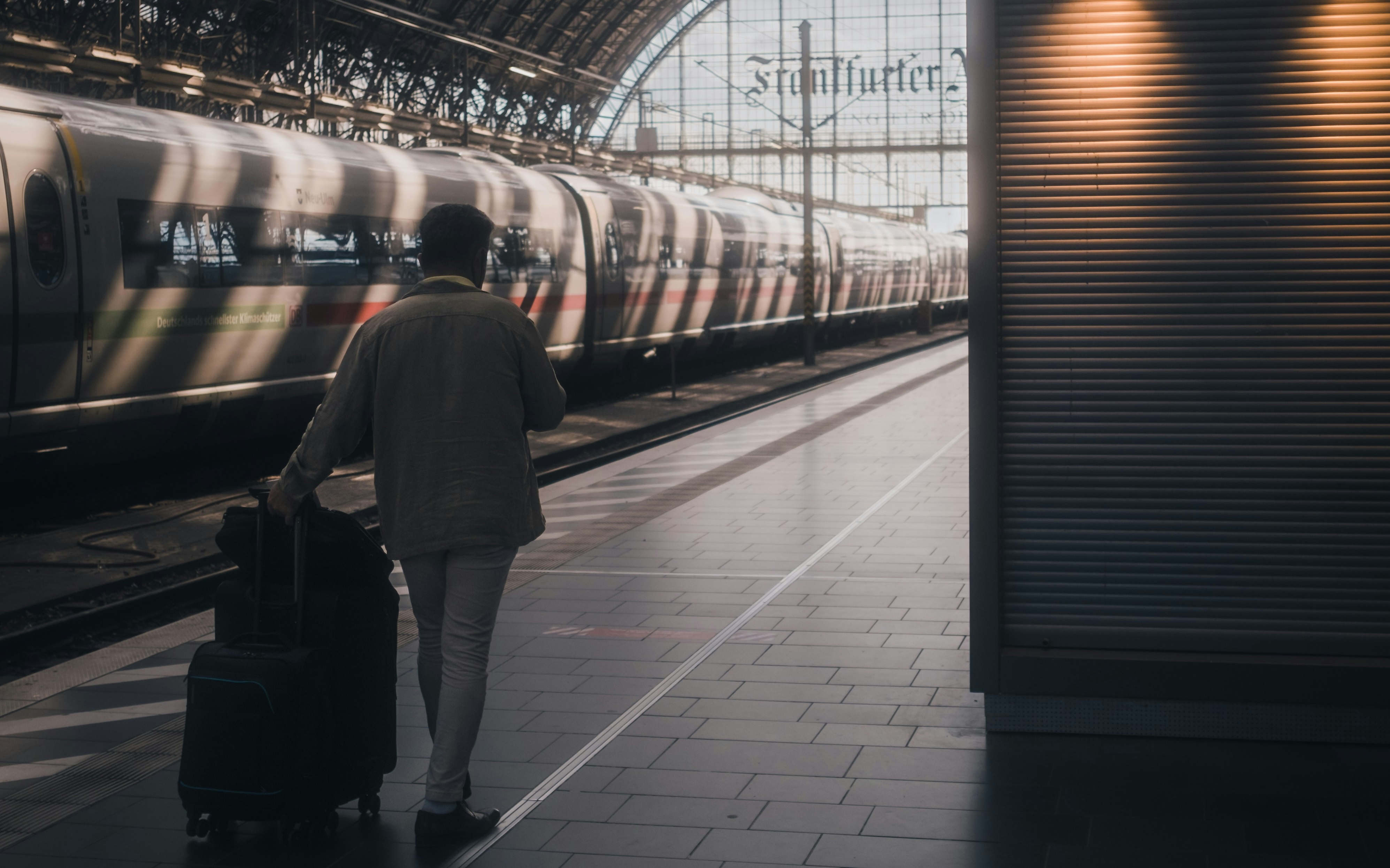 Churn, auch als Kundenabwanderungsrate bekannt, ist ein kritischer Indikator für den Erfolg eines Unternehmens. Die Kosten, die durch Churn entstehen, sind immens und können das Wachstum und die Rentabilität eines Unternehmens erheblich beeinträchtigen. In diesem Blogbeitrag gehen wir auf die Vorzüge von Kundenbindung und Kundenzentrierung ein und erklären, wie Unternehmen die Churn-Rate berechnen und reduzieren können.