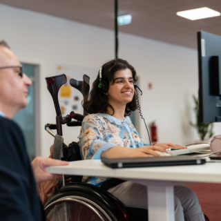 Definition: Outsourcing bezeichnet die Auslagerung von bestimmten Geschäftsfunktionen oder -prozessen an externe Dienstleister. Im Fall des Customer Service bedeutet dies, dass ein spezialisiertes externes Unternehmen die Kundenbetreuung übernimmt. Diese Praxis ermöglicht es Unternehmen, sich auf ihre Kernkompetenzen zu konzentrieren und gleichzeitig von den Fachkenntnissen des Outsourcing-Partners zu profitieren.