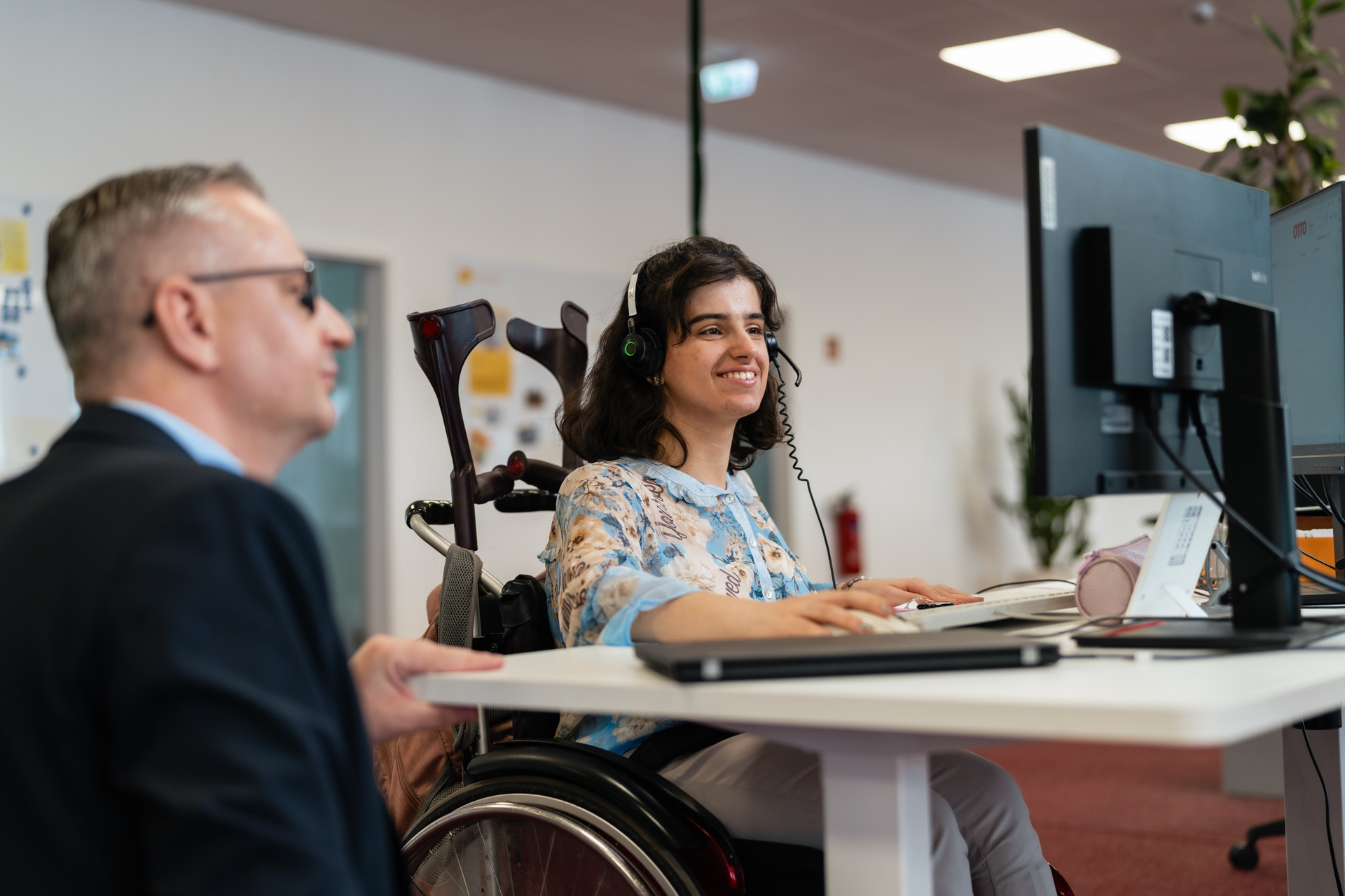 Definition: Outsourcing bezeichnet die Auslagerung von bestimmten Geschäftsfunktionen oder -prozessen an externe Dienstleister. Im Fall des Customer Service bedeutet dies, dass ein spezialisiertes externes Unternehmen die Kundenbetreuung übernimmt. Diese Praxis ermöglicht es Unternehmen, sich auf ihre Kernkompetenzen zu konzentrieren und gleichzeitig von den Fachkenntnissen des Outsourcing-Partners zu profitieren.