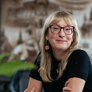 In der heutigen Customer-Experience-Landschaft reicht es nicht mehr aus, nur den Net Promoter Score (NPS) zu erheben. Zwar ist der NPS nach wie vor eine weitverbreitete Kennzahl, rund zwei Drittel der Fortune-1000-Unternehmen nutzen ihn, um die Qualität von Kunden- und Mitarbeitererlebnissen zu messen. Doch wenn Unternehmen wirklich verstehen wollen, wie loyal ihre Kunden sind, müssen sie tiefer blicken. Kaufabsicht (die Absicht eines Kunden, erneut zu kaufen) entwickelt sich 2025 zu einem entscheidenden Ergänzungsindikator. Dieser zusätzliche Blickwinkel zeigt, wie wahrscheinlich ein Kunde tatsächlich wieder bei der Marke kaufen wird, unabhängig davon, ob er sie weiterempfiehlt.